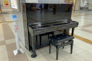 「明石駅ストリートピアノ」がコンコースに設置されました！明石ポン太うしろ