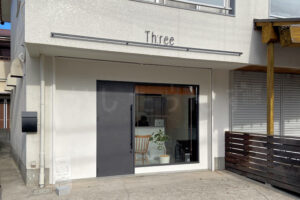 【開店】大久保駅の北側に美容院「Th:ree(スリー)」がオープンしていました