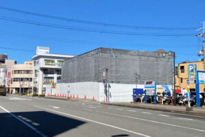 JR大久保駅前のパチンコ店「サンケイホール」が閉店！跡地はマンションが建つようです
