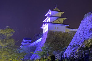 明石城がブルーにライトアップされています